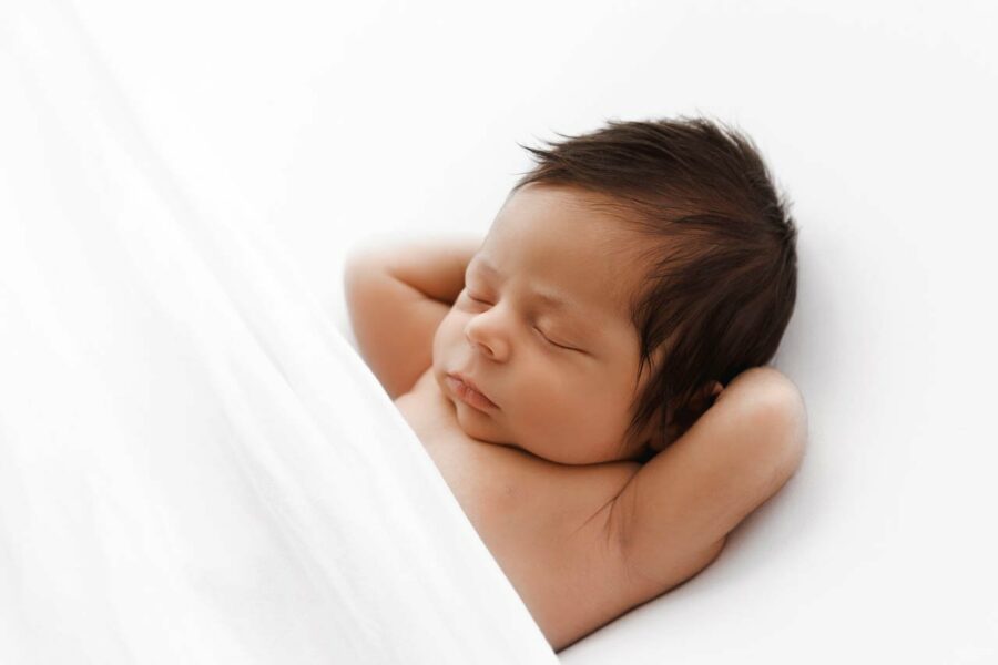Baby chillt beim Neugeborenen-Shooting