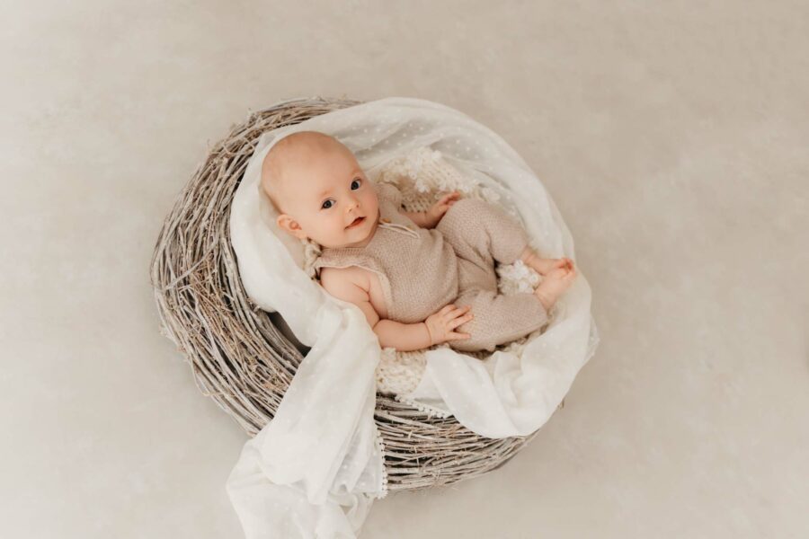 weißes Baby im Kranz Set beim Newborn Shooting