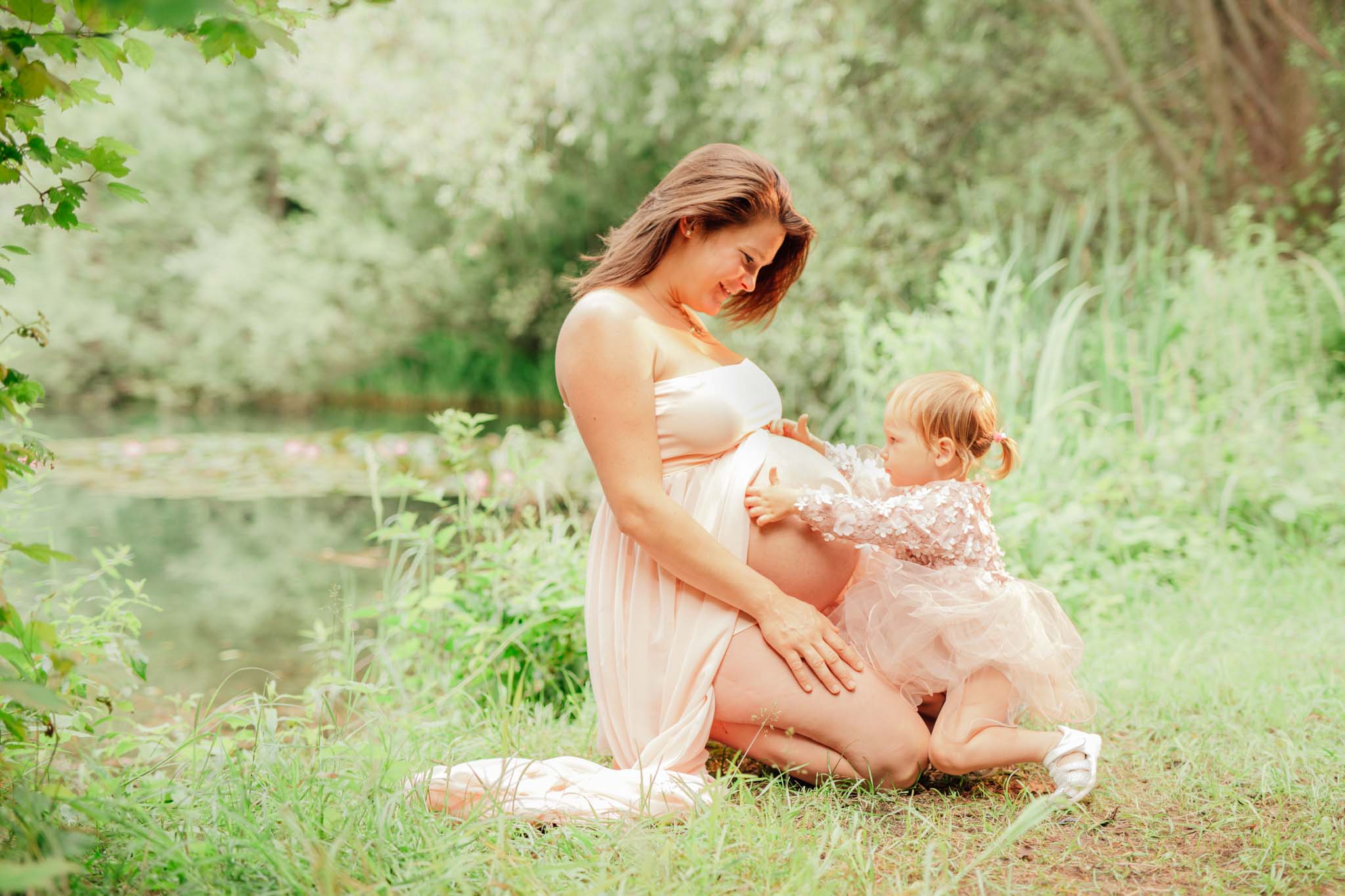 Babybauch-Shooting München Babybauch-Shooting München: Babybauchfotos mit Geschwisterkind outdoor