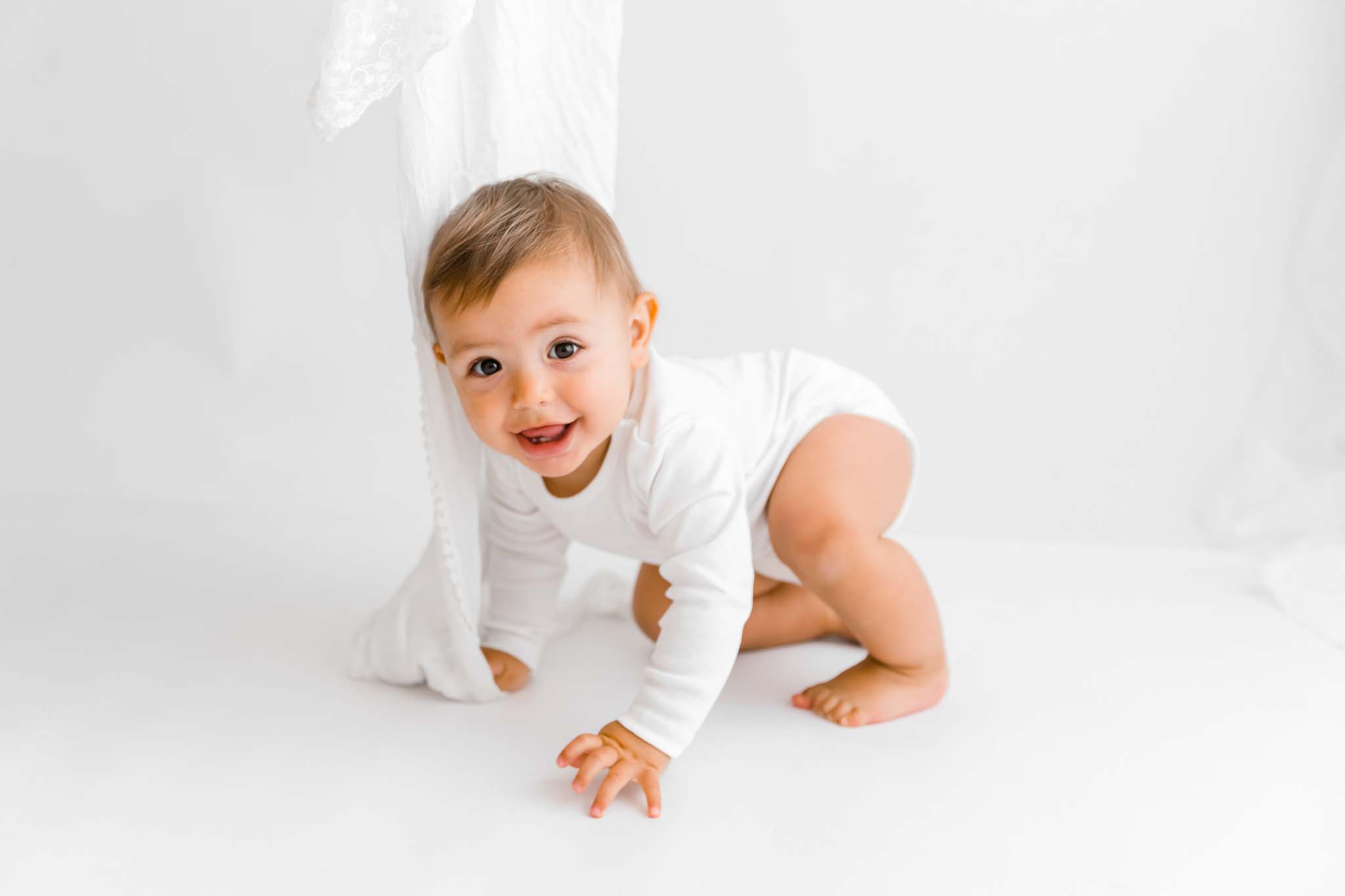Babyfoto im Vierfüßlerstand mit Tuch