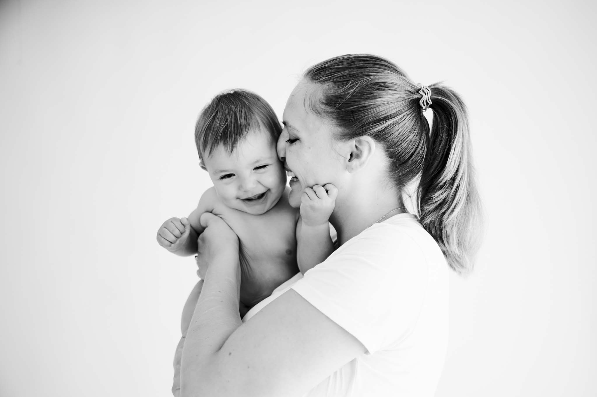 Familienfotografie München lebendiges Familienfoto mit Baby und Kleinkind @Kathrin Schierl Fotografie