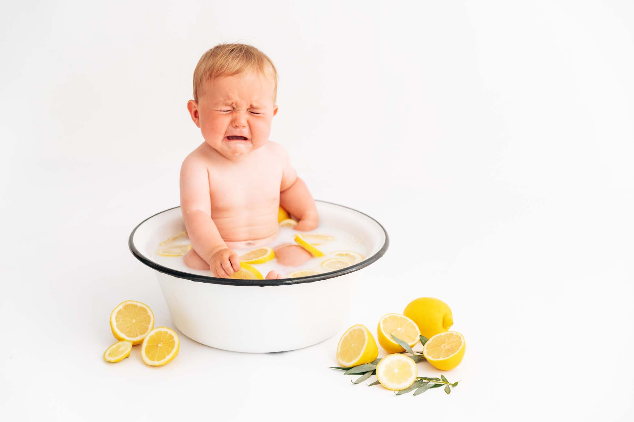 Babyfotograf München Babyfotograf München: Milchbad-Shooting mit Zitrone , Baby weint