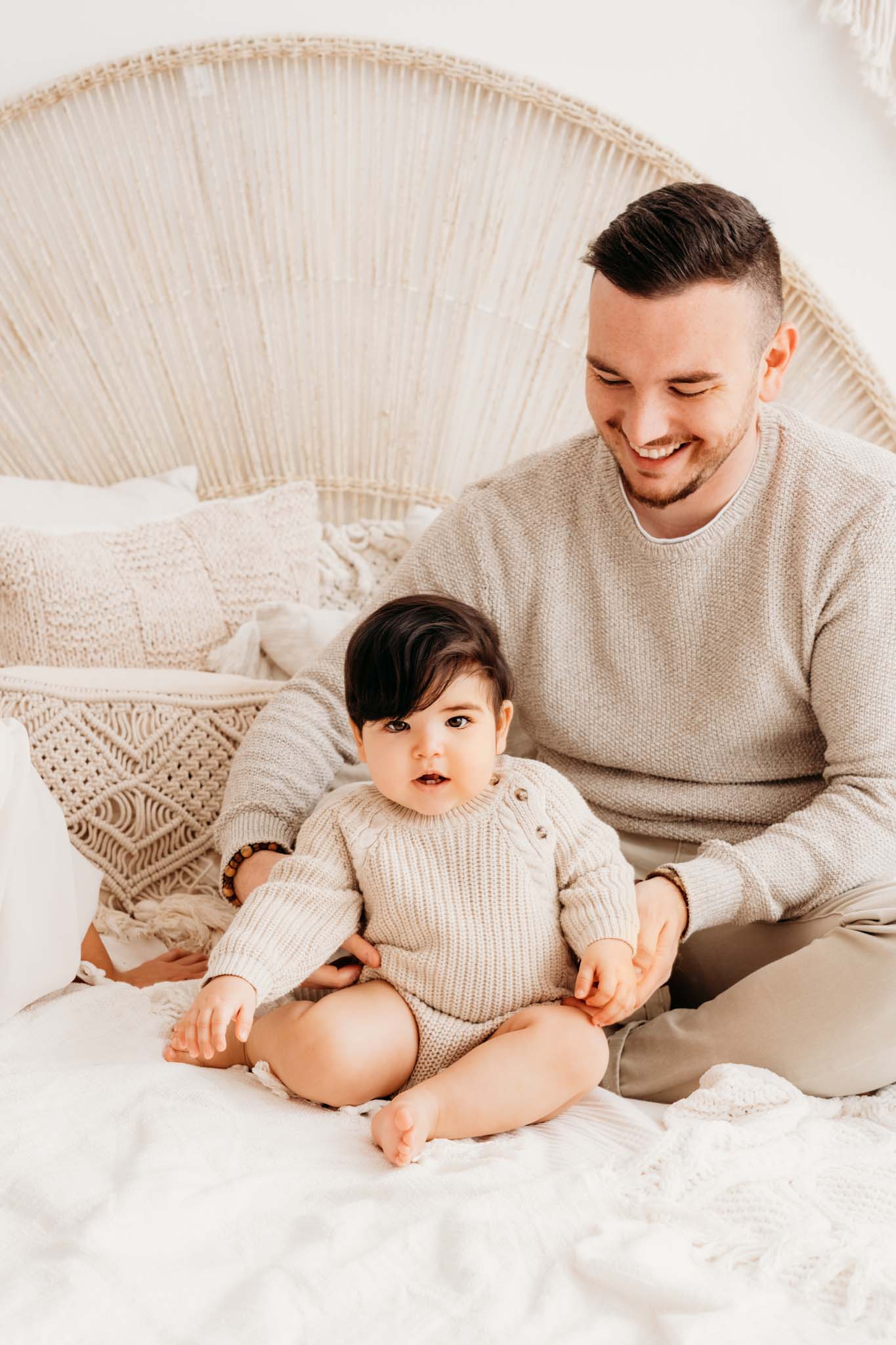 Papa und Baby am Familienbett beim Babyshooting München