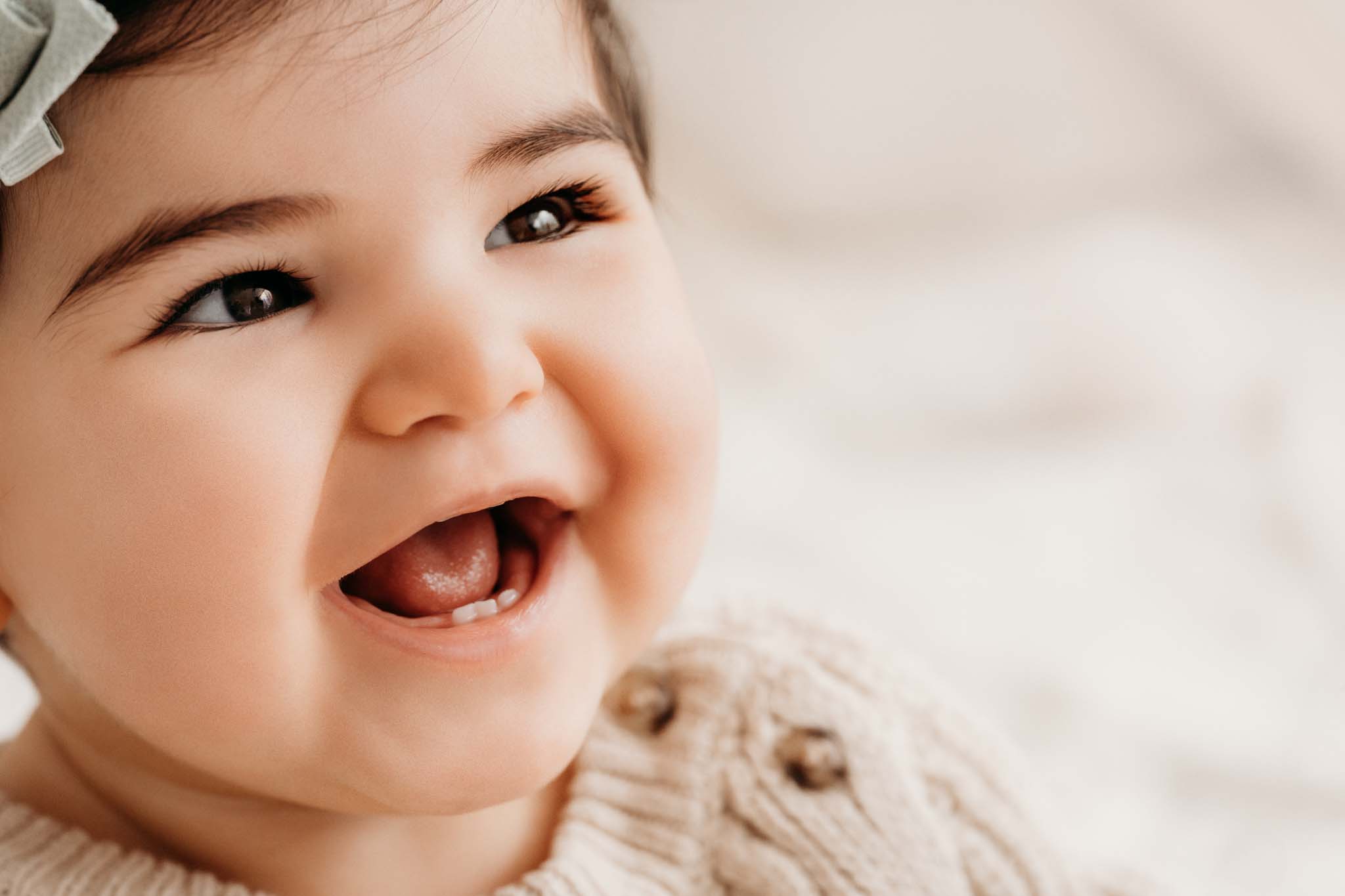 Babyfoto von lachendem Baby mit Zähnen