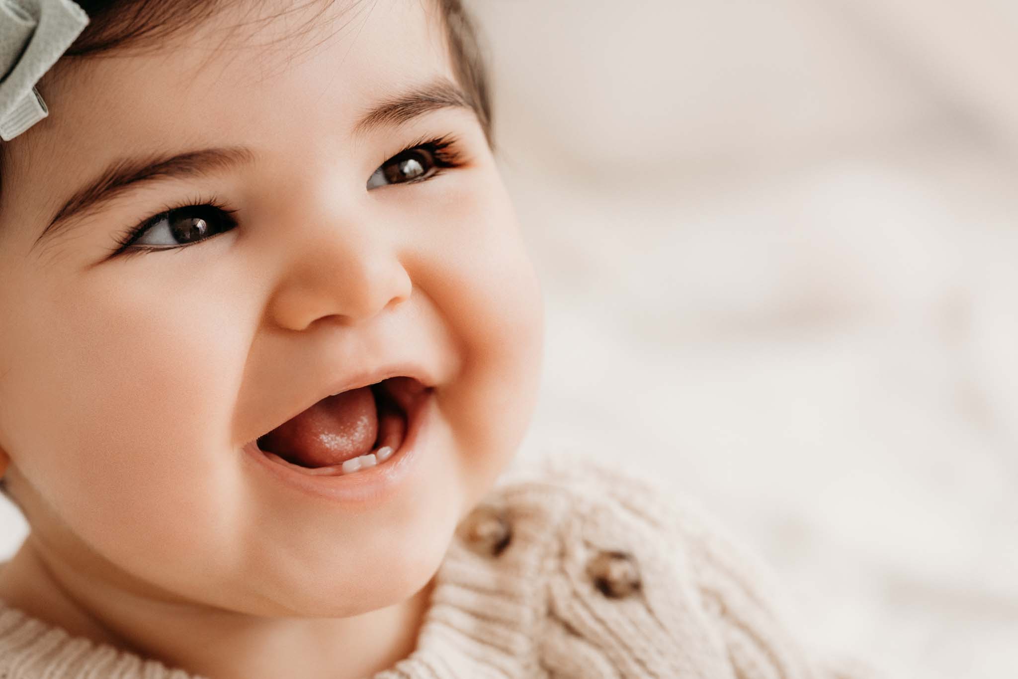 Babyfoto von lachendem Baby mit Zähnen Babyfoto von lachendem Baby mit Zähnen