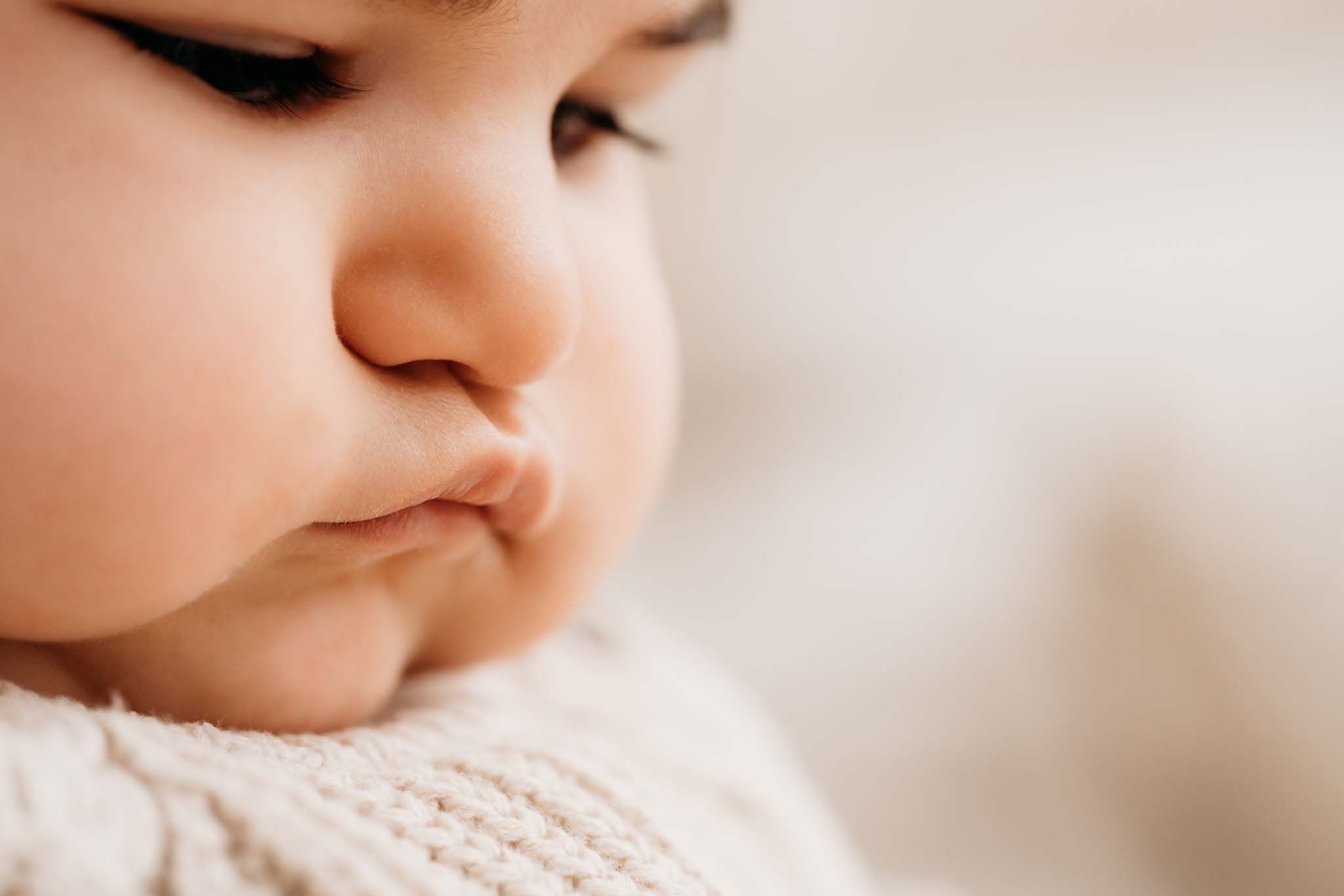 Detailbild von Babys Lippen und Pausbacken beim Babyshooting München Detailbild von Babylippen und Babywangen