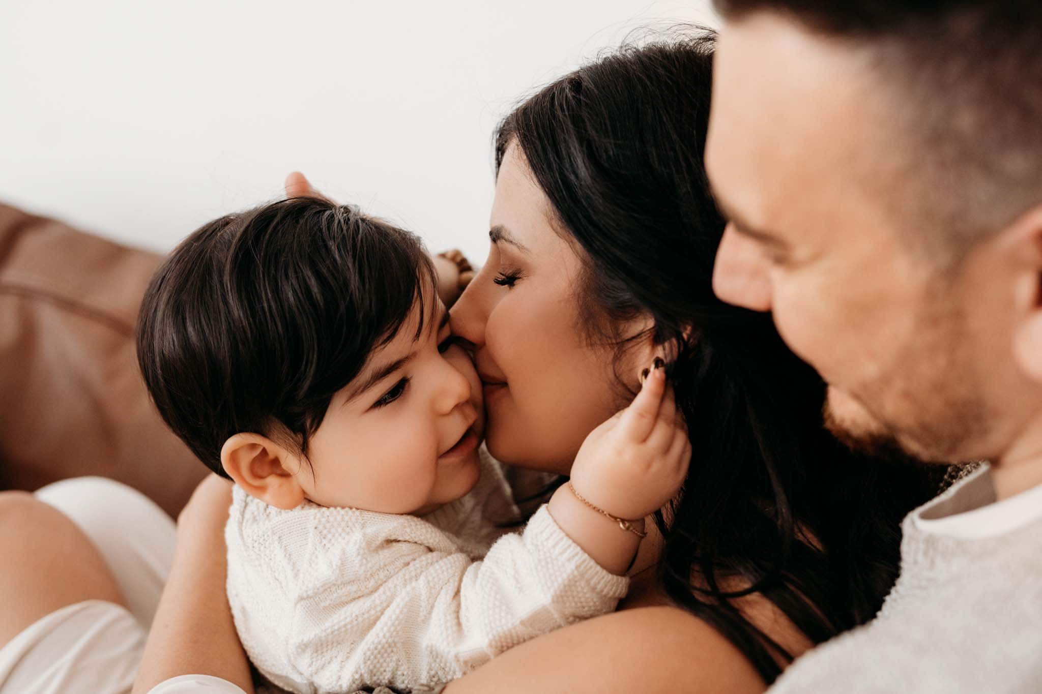 Babyfotografie München: Baby bewundert Mamas Ohrring Baby bewundert Mamas Ohrring