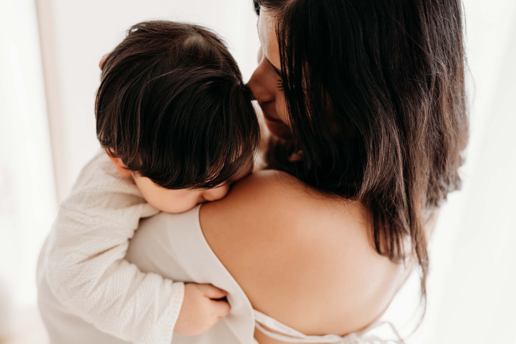 Mama tröstet Baby in Babyfotografie