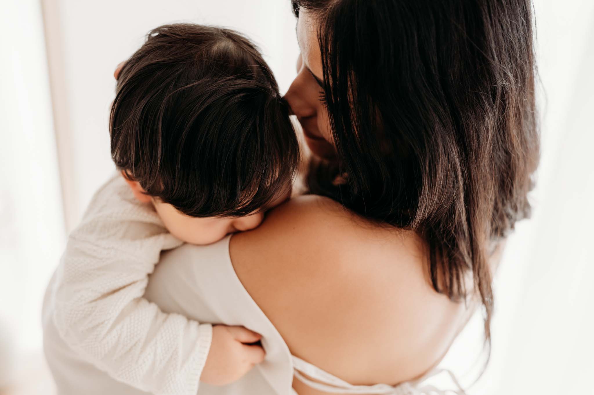 Babyfotografie von tröstender Mama Mama tröstet Baby in Babyfotografie