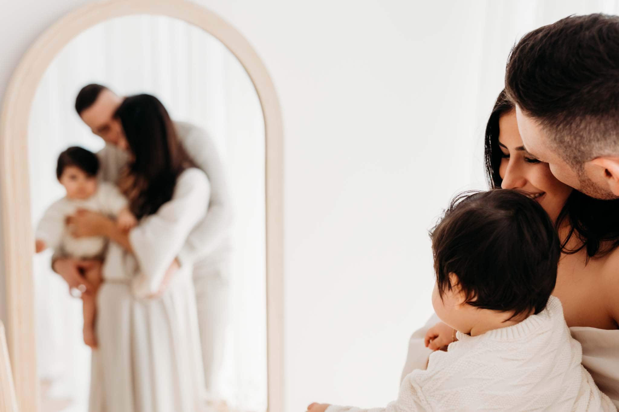 Familie vorm Spiegel beim Babyshooting