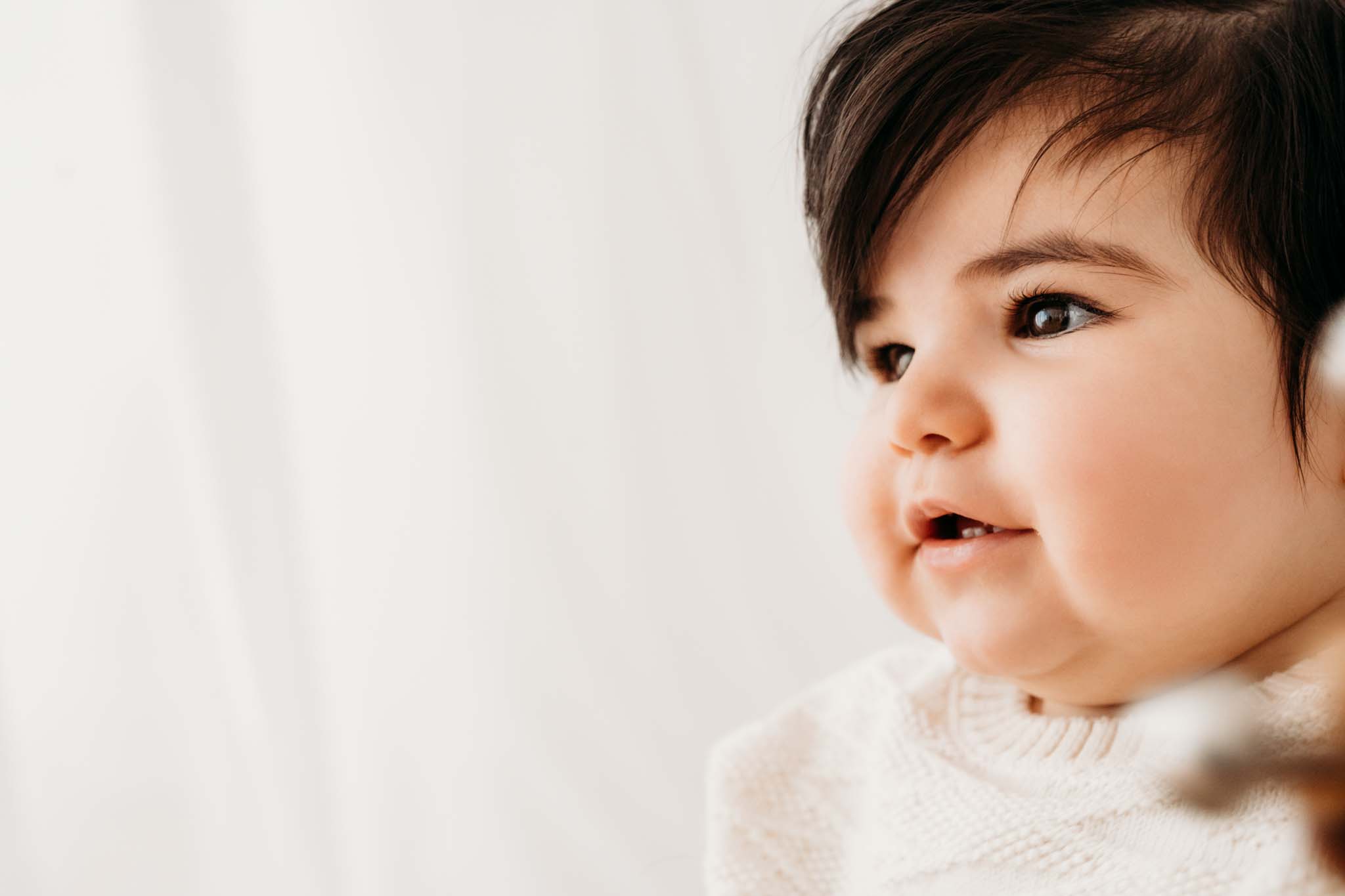 Babyfoto beim Shooting mit funkelnden Augen Baby Portrait mit funkelnden Augen