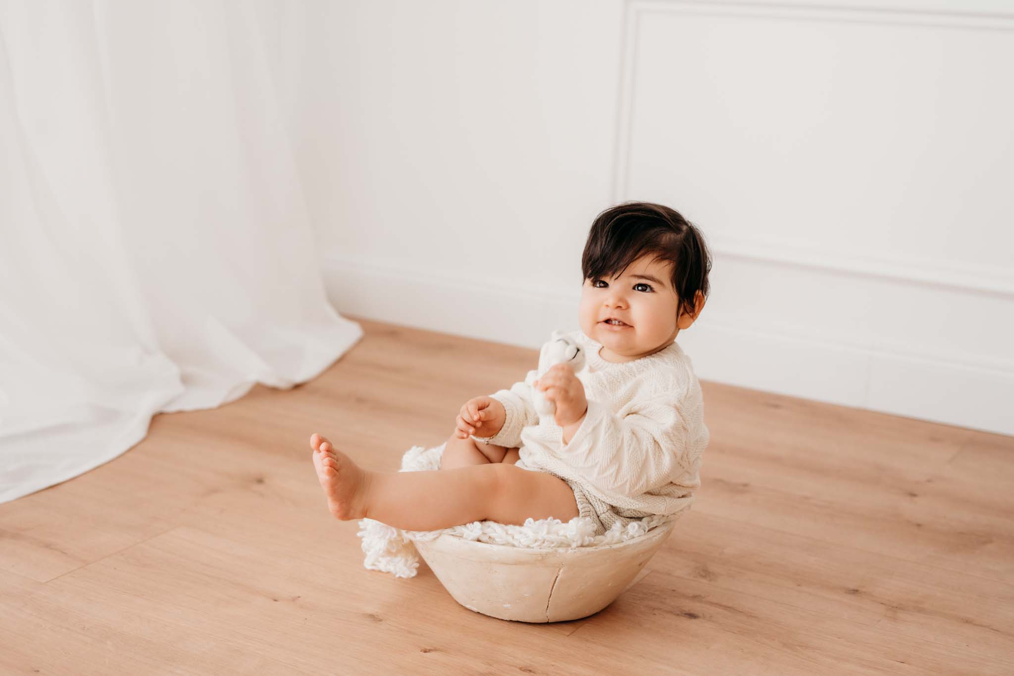 Babyfoto in Schale Baby sitzt in Schale