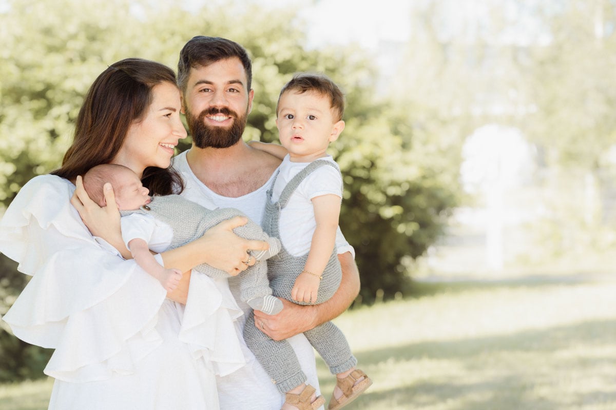 Familie mit Baby draußen in der Natur