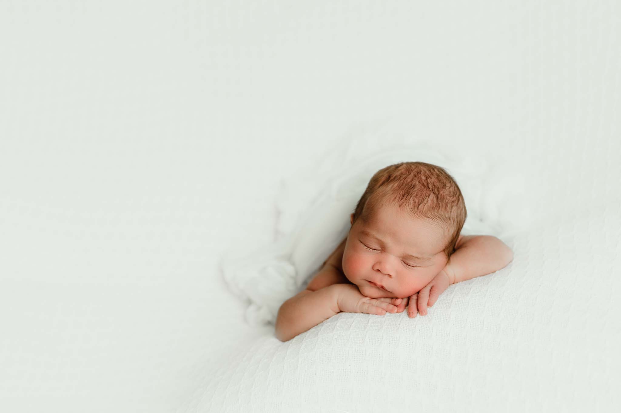 Neugeborenes Baby schläft seelig auf Decke beim Neugeborenen-Shooting @Kathrin Schierl Fotografie