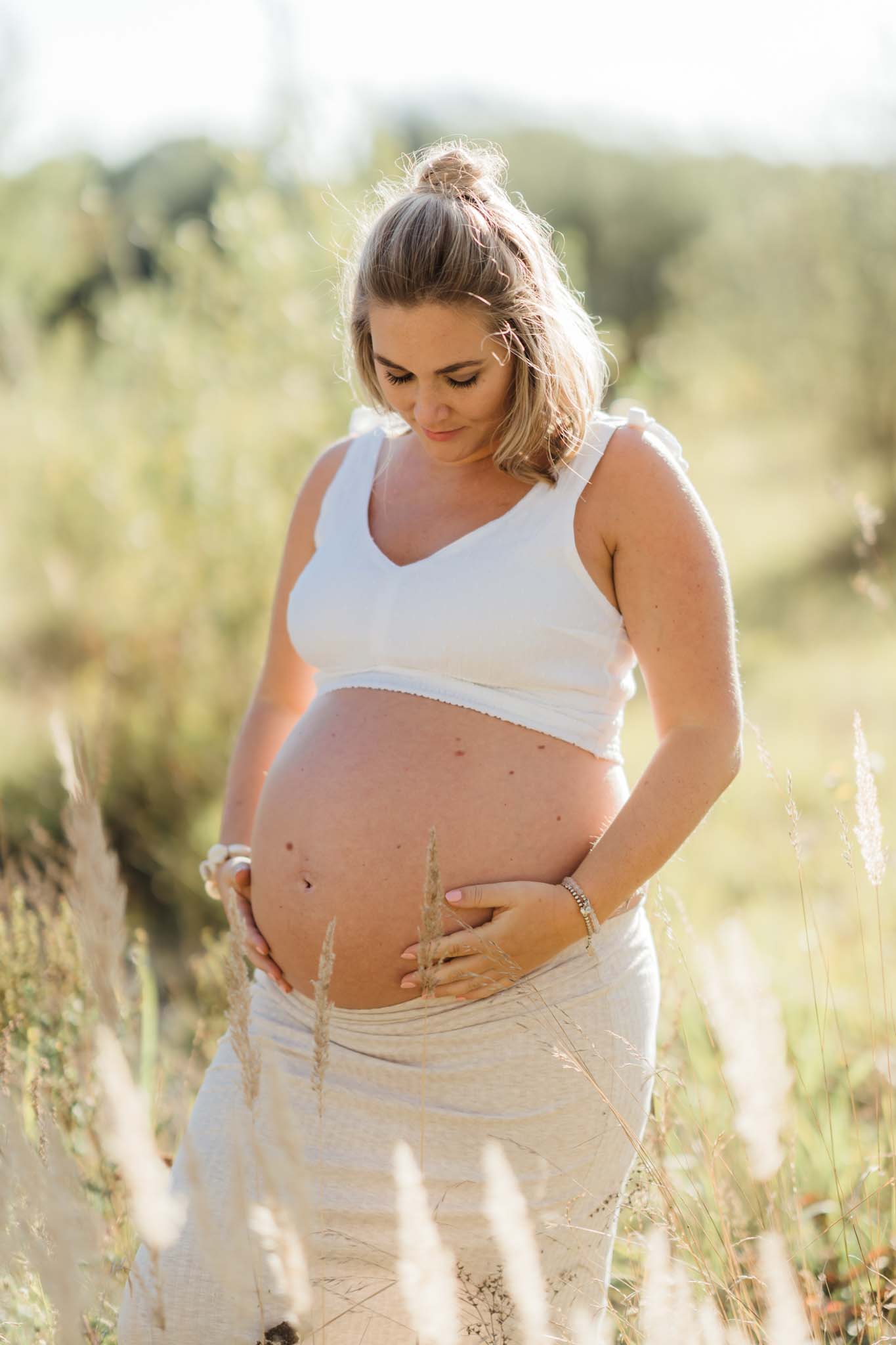 gefühlvolles Babybauch-Shooting in der Natur