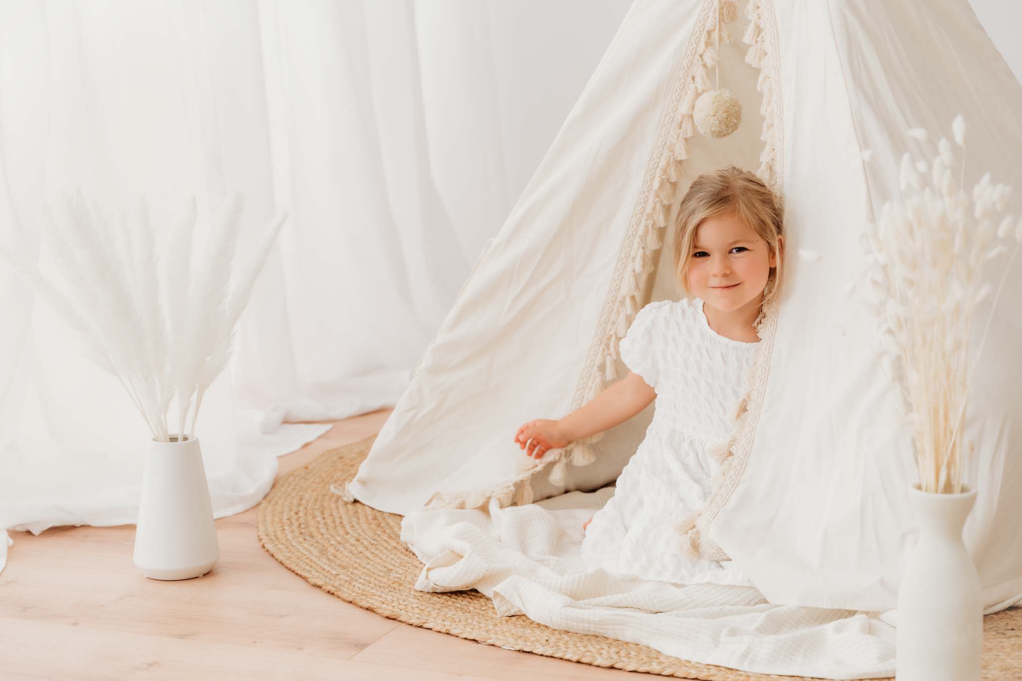 Kinderportrait Tippi-Zelt während Familienshooting