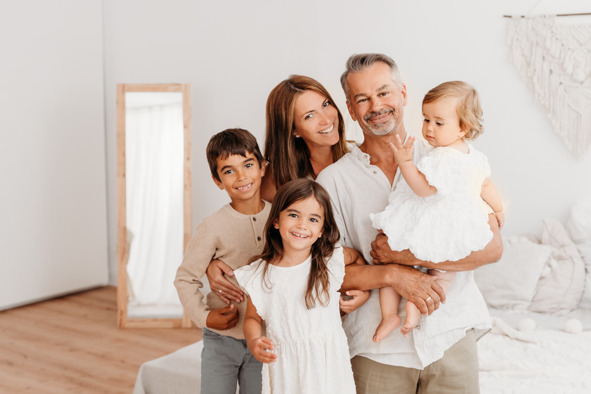 Familienfotografie mit Geschwister im Studio