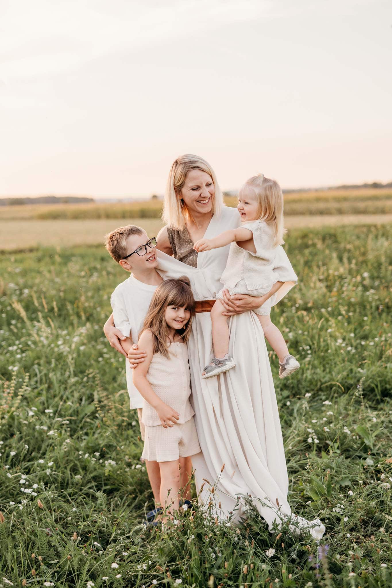 Familienfotografie mit Mama und ihren 3 Kindern auf einer Wiese