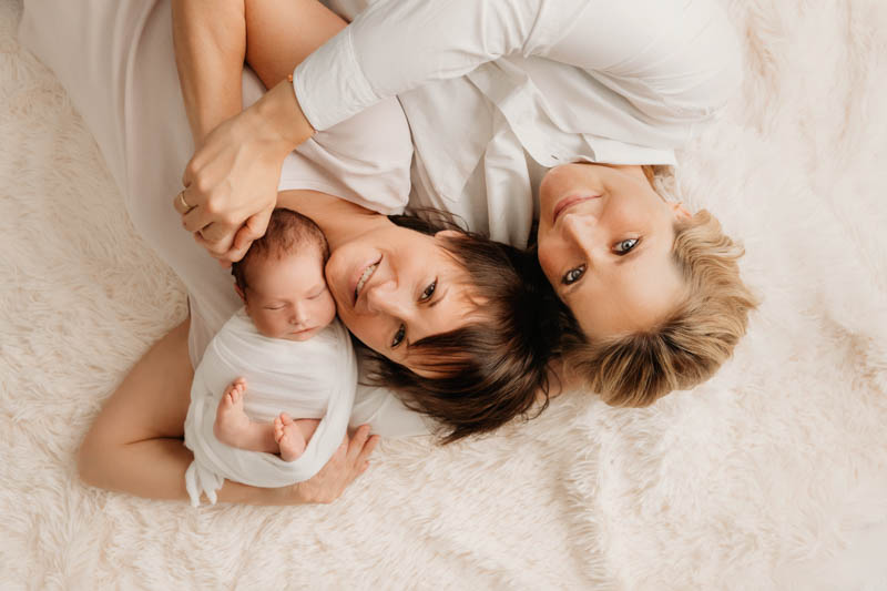 Familienfotografin München: Hochzeitsfotografin Brautpaar küsst sich im Sonnenuntergang