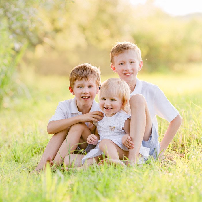 Familienfotografin München: Familienfotografie mit Kindern in Wiese