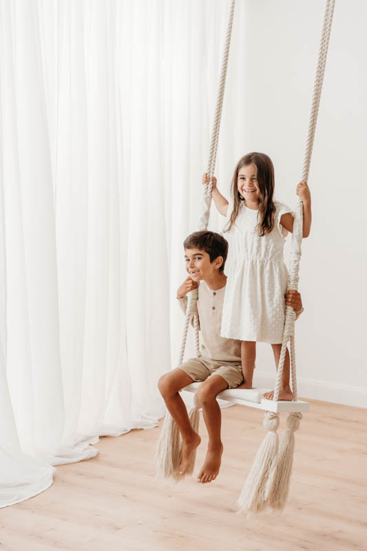 Kinder schaukeln beim Fotoshooting Kinder schaukeln beim Fotoshooting
