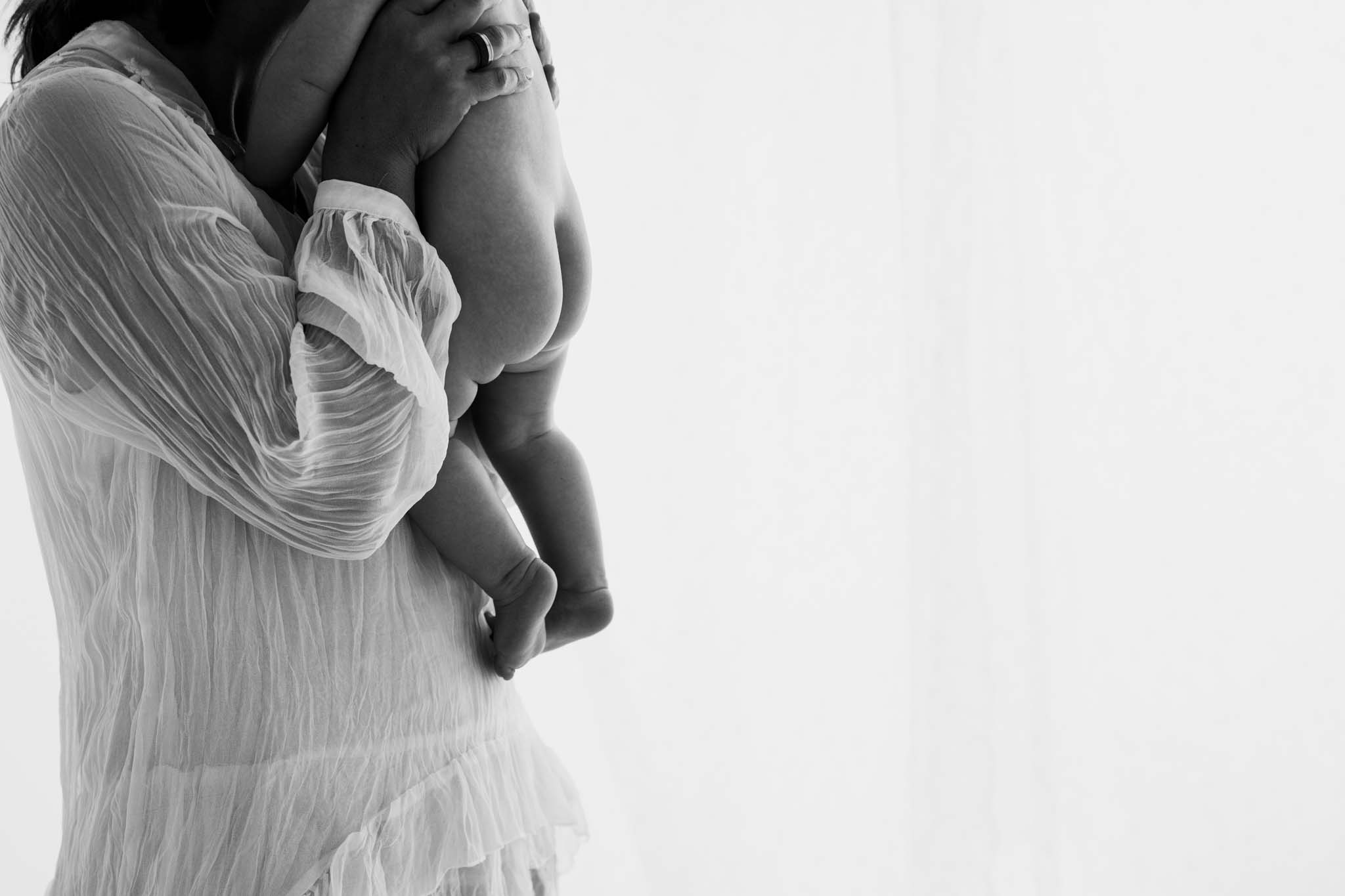 Nackige Babybeine und Speckröllchen beim Babyfotograf Nackige Babyfüße und Speckrollen beim Babyfotograf