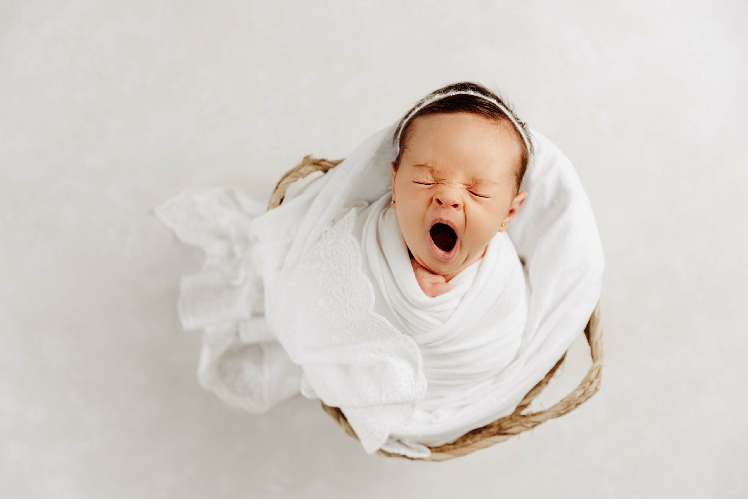 Foto von gähnendem Neugeborenen @Kathrin Schierl Fotografie