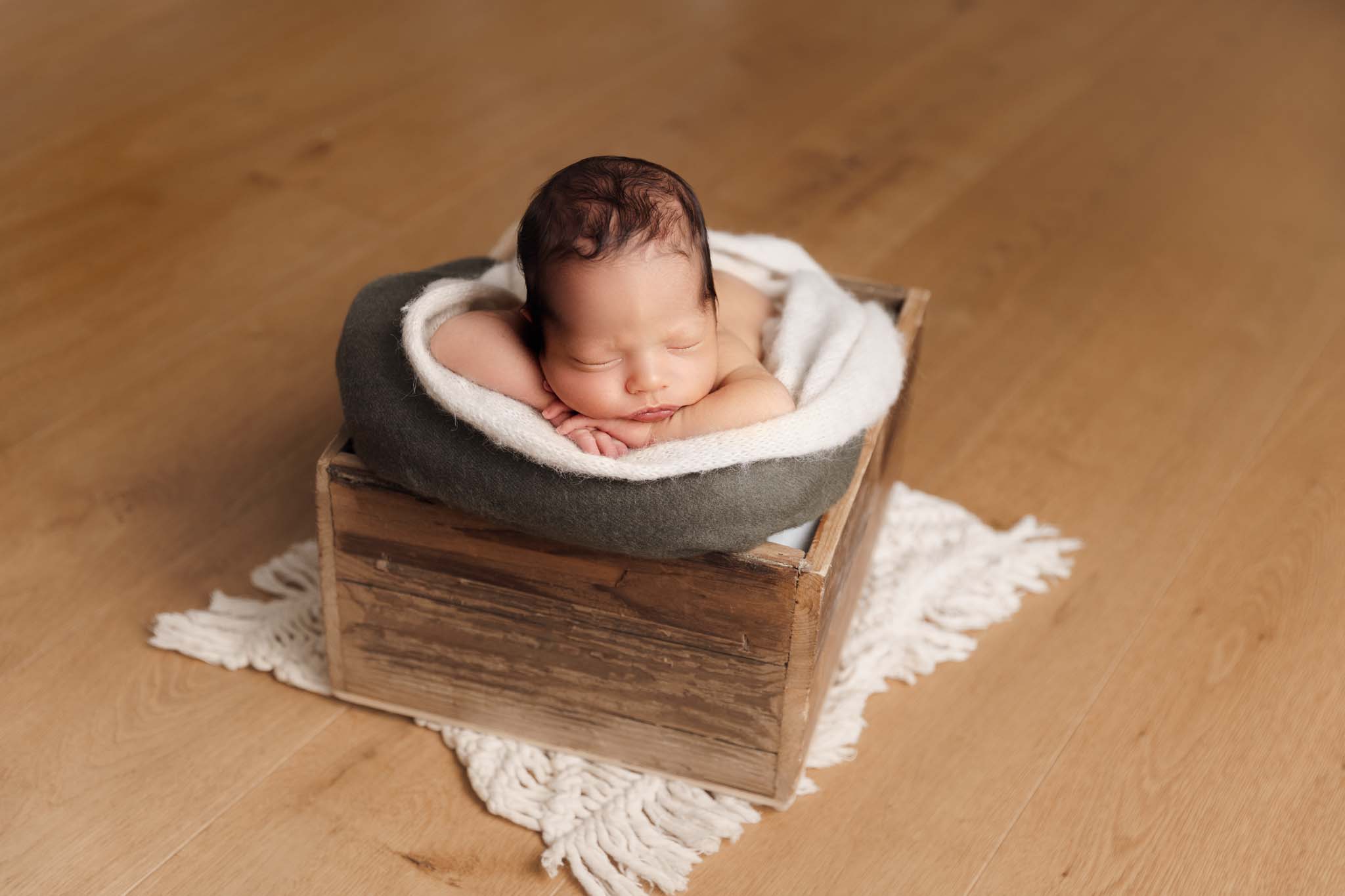 Neugeborenes Baby in Holzkiste; @Kathrin Schierl Fotografie