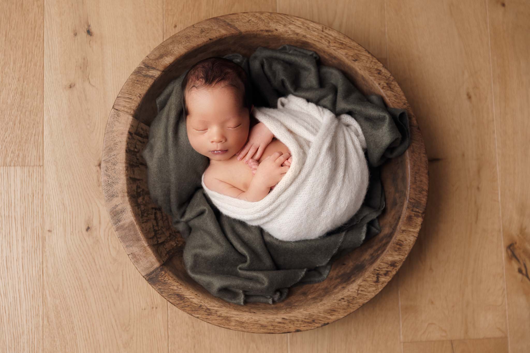 Neugeborenes in gepuckt in Schale @Kathrin Schierl Fotografie