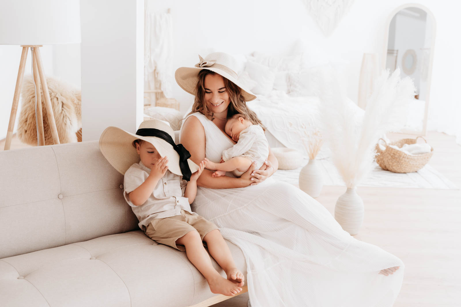 Familienspaß mit Strohhüten beim Familien Fotografin München