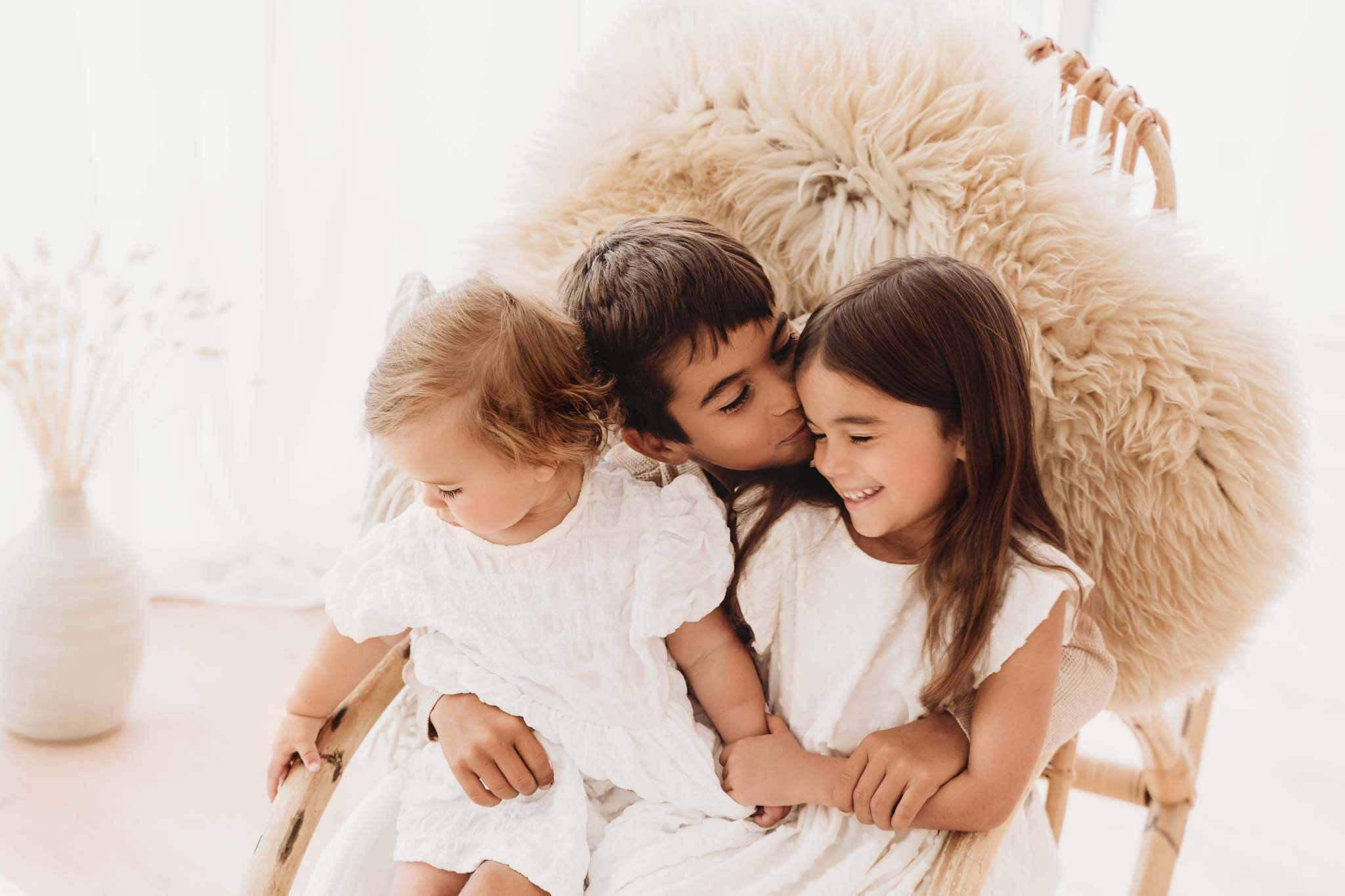 Familienfoto mit Kinder am Schaukelstuhl