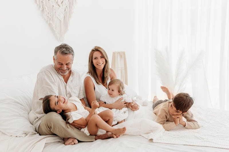 Familienfotografie am großen Bett