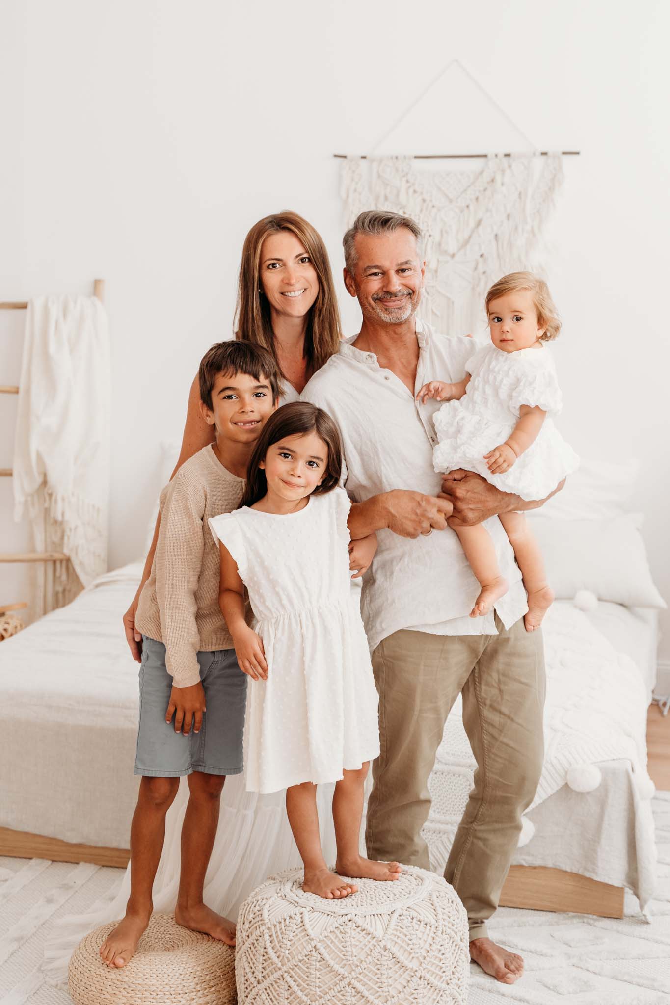 Familienfotografin München: Neugeborenen-shooting mit Familie kuschelnd am Flokati