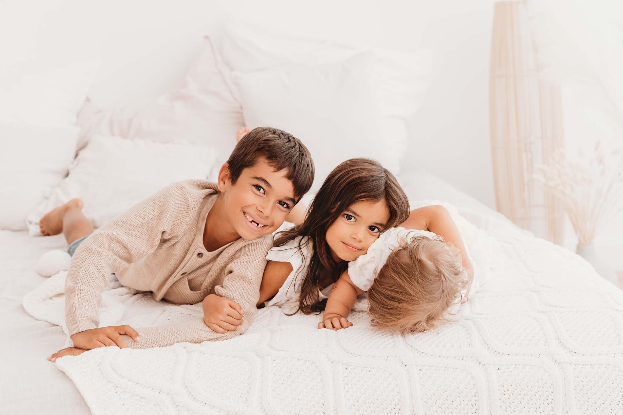 Kinderfotografie München Kuscheliges Geschwisterfoto beim Familienshooting
