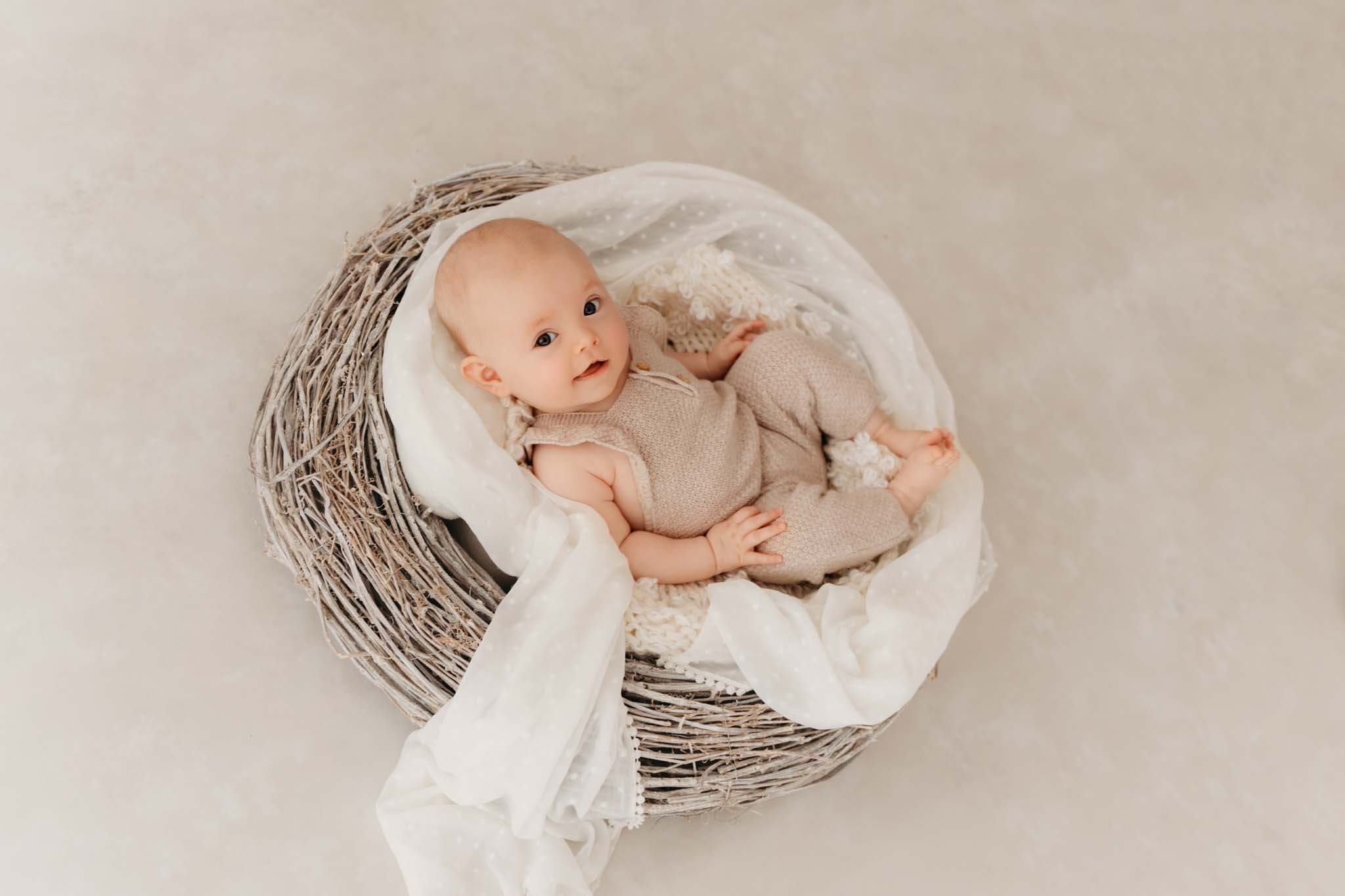 Neugeborenenfoto von Baby im Kranz