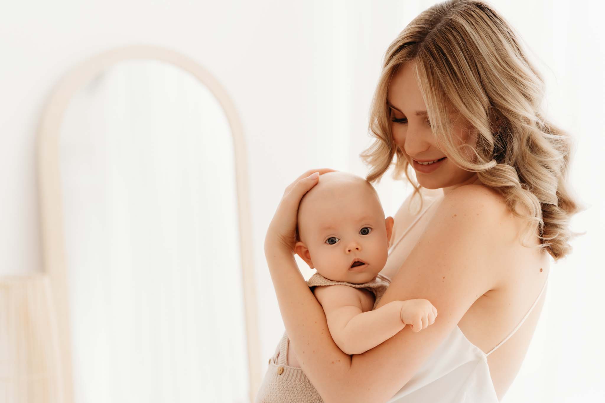 Neugeborenen-Shooting München Baby mit Mama beim Fotoshooting München