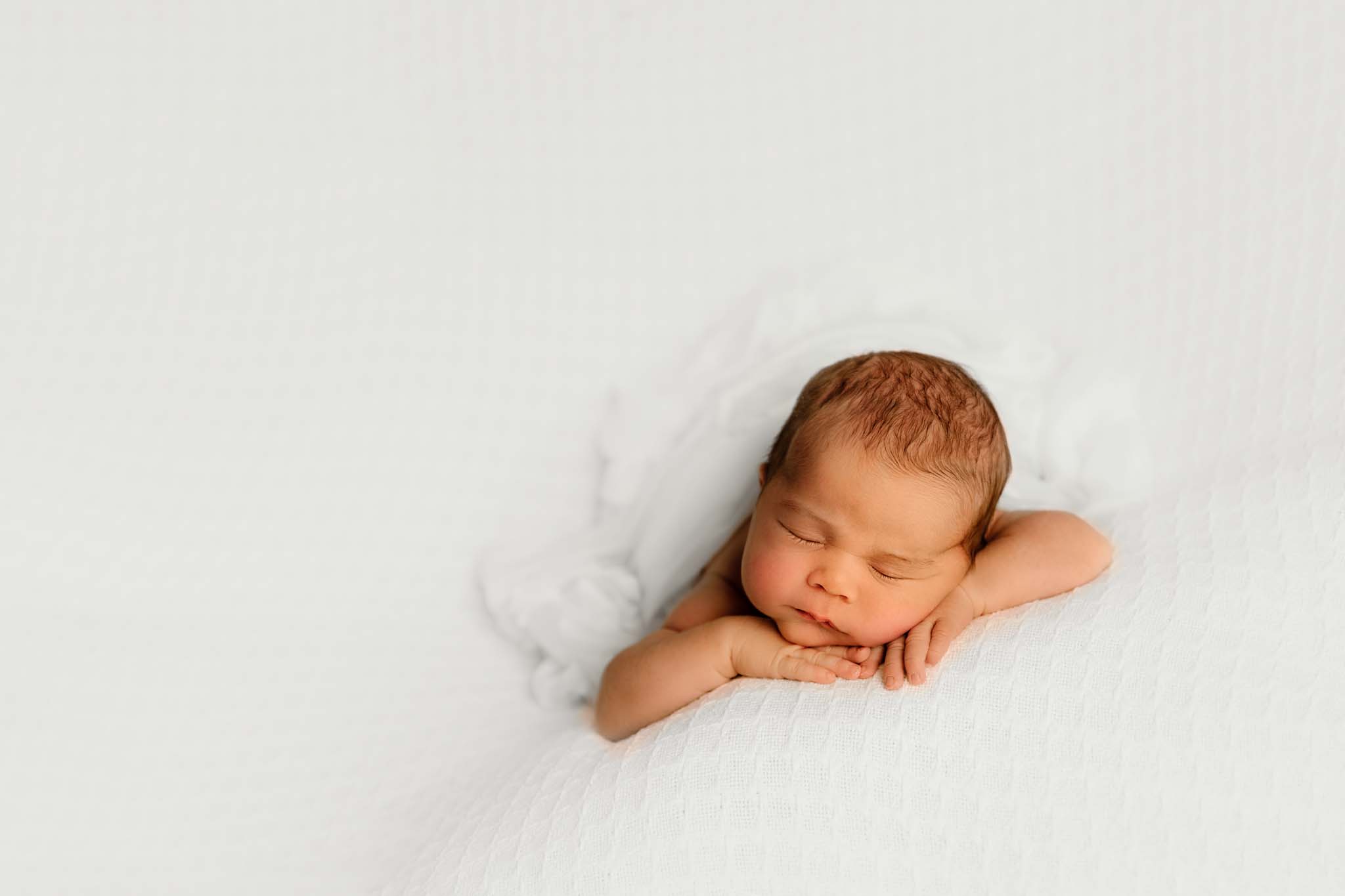 Baby am Bohnensack beim Neugeborenen-Shooting @Kathrin Schierl Fotografie