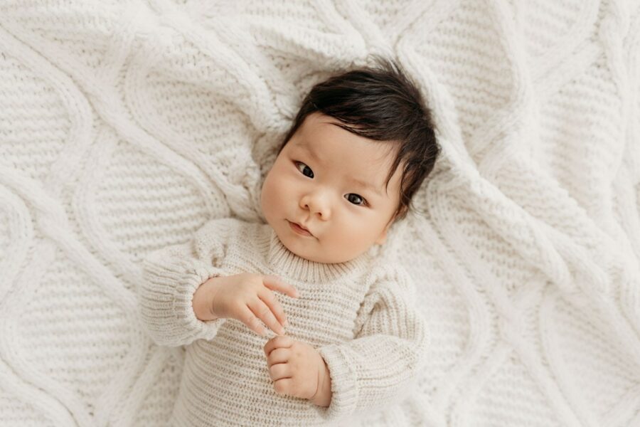 Grübelndes Baby mit dunklen Haaren beim Baby Fotoshooting Graz