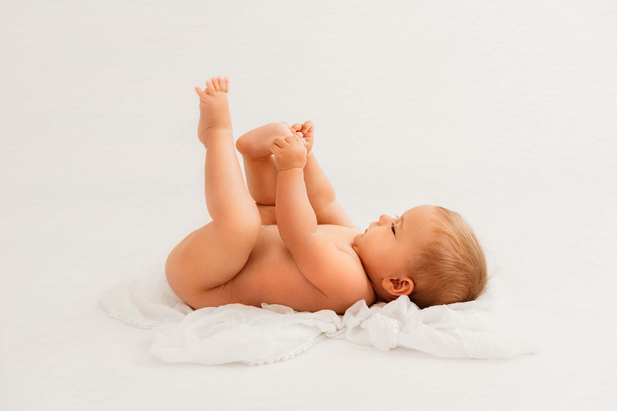 Baby spielt mit seinen Zehen