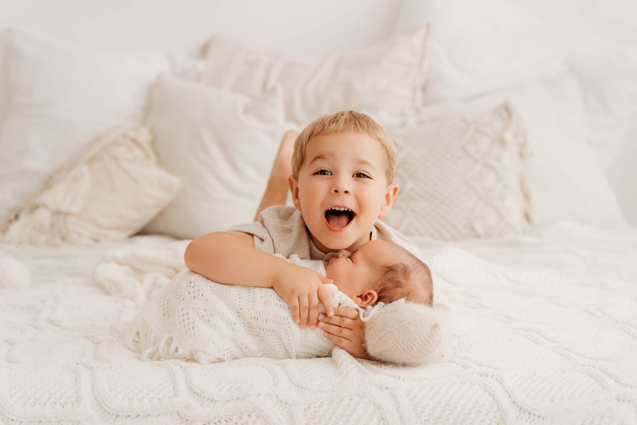 Baby Fotoshooting Graz Stolzer Bruder beim Baby Fotoshooting Graz
