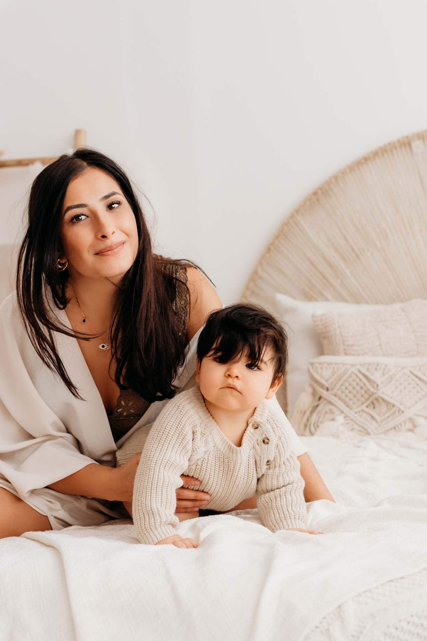 Mama und krabbelnden Baby am Bett beim Babyfotoshooting Graz