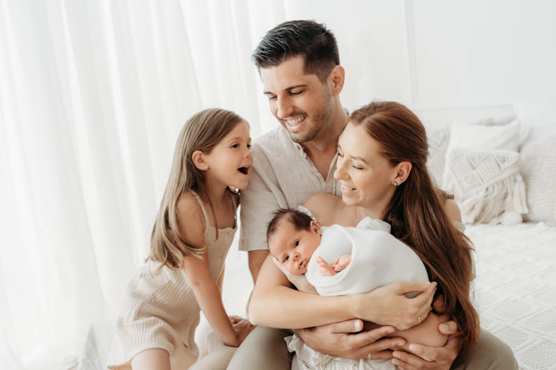 Leichtes Fotoshooting mit Familie und Geschwisterkind Leichtes Fotoshooting mit Familie und Geschwisterkind