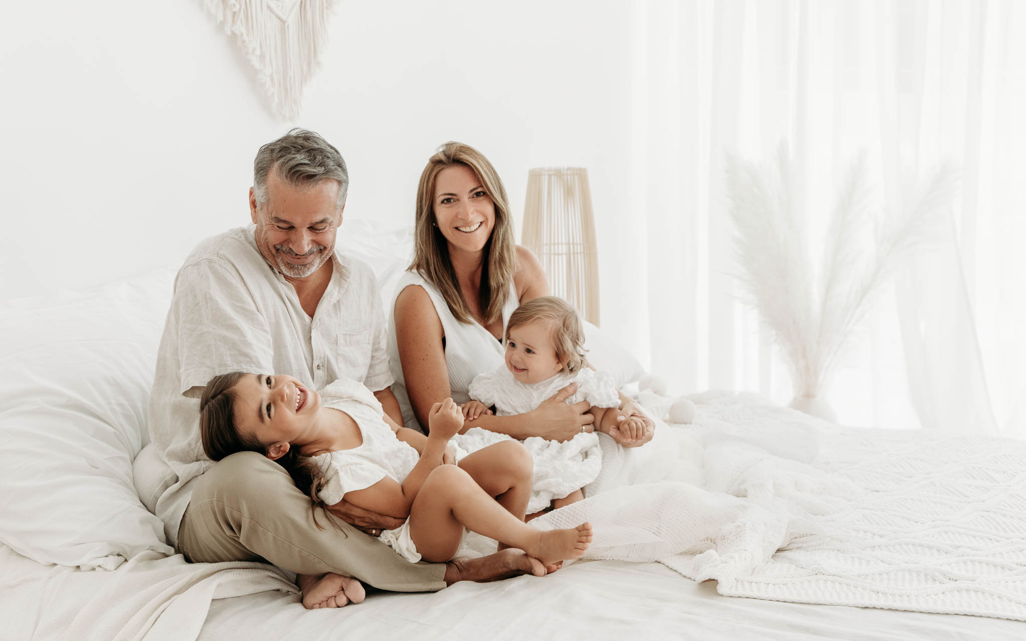 Familien Spaß am Bett - Eltern kitzeln Kinder Familien Spaß am Bett - Eltern kitzeln Kinder