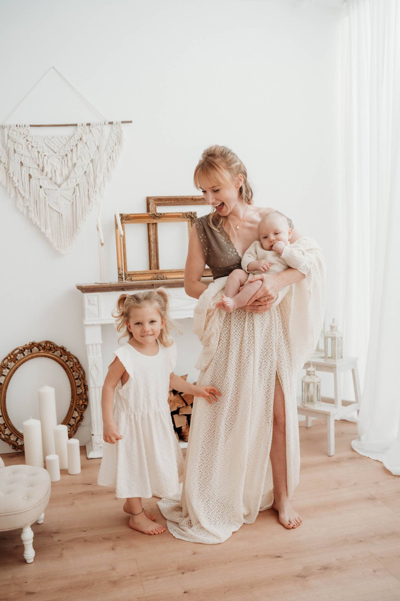 Mama tanzt mit Kinder durchs Fotostudio