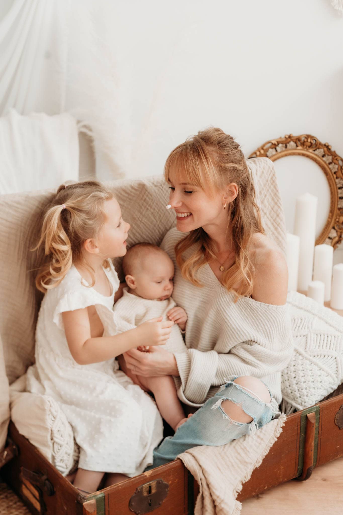 Mama und Kinder sitzen in einem Reisekoffer und haben Spaß Mama und Kinder sitzen in einem Reisekoffer und haben Spaß