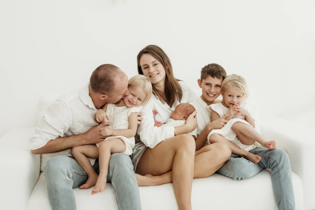 Lebendige Familienfotografie mit Baby und 4 Kindern