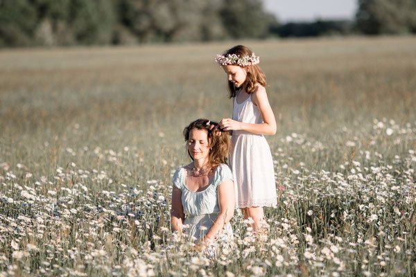 Familienfotos München: Mama und Kind auf Blumenwiese