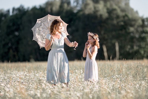 Familienfotos München: Mama und Kind auf Blumenwiese