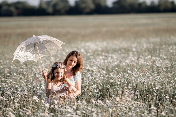 Familienfotos München: Mama und Kind auf Blumenwiese