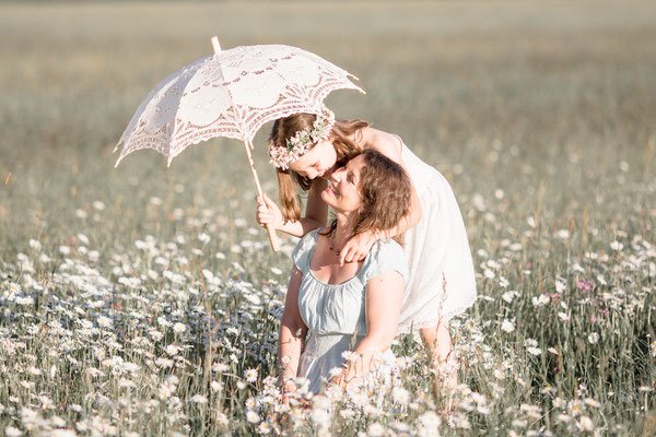 Familienfotos München: Mama und Kind auf Blumenwiese